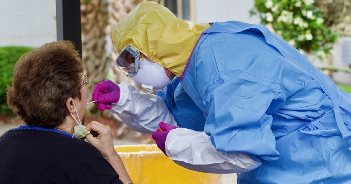 Examen para detectar coronavirus en Florida © Twitter / FL Division of Emergency Management