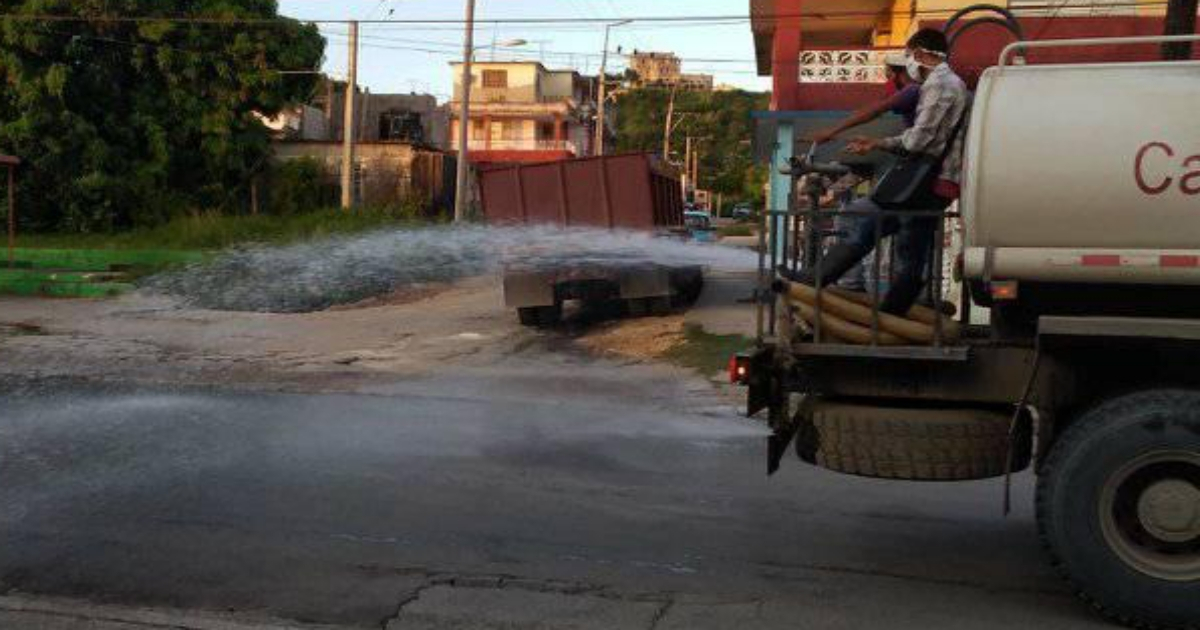 Camión higieniza las calles de Mariel. (imagen de archivo) © Facebook / Yhindra Benítez