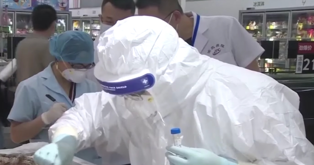 Científico chino coge muestra de material contaminado. (imagen de archivo) © Captura de pantalla de YouTube / CGTN