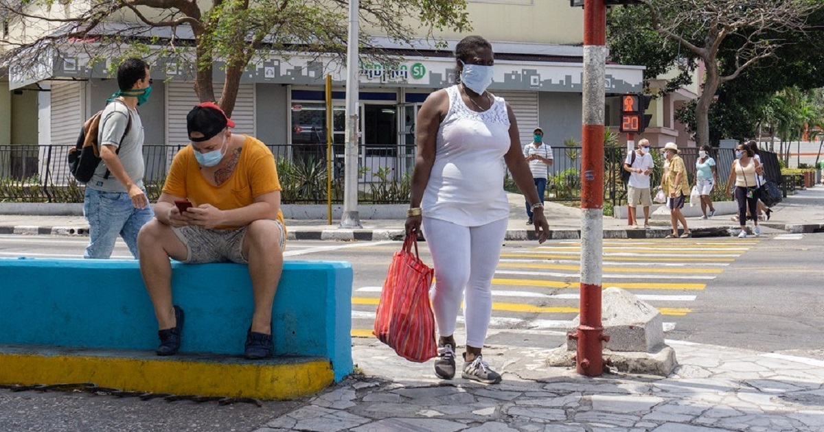 Cubanos en zona Wi-Fi de La Rampa en Vedado, La Habana. © Cibercuba
