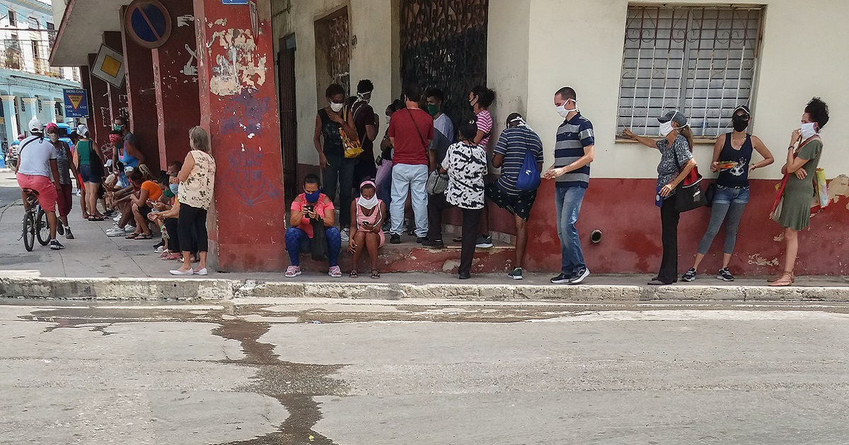 Cola para comprar en una tienda en La Habana (imagen de referencia) © CiberCuba