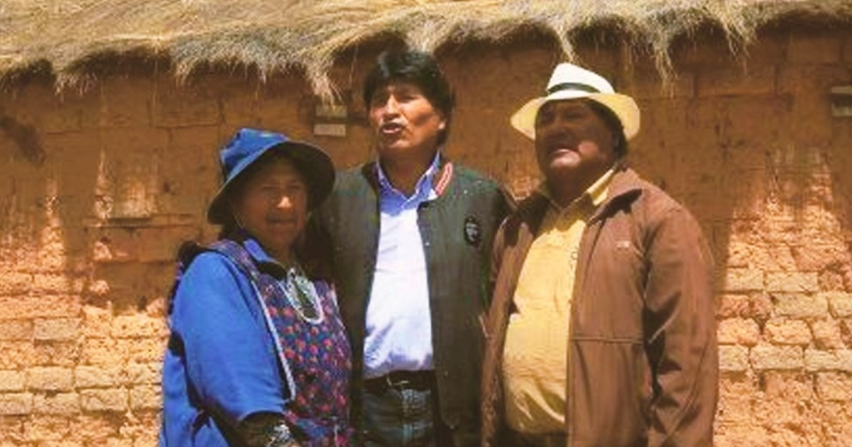 Evo Morales (al centro) acompañado de su hemana Esther y su cuñado Ponciano © Twitter / Evo Morales