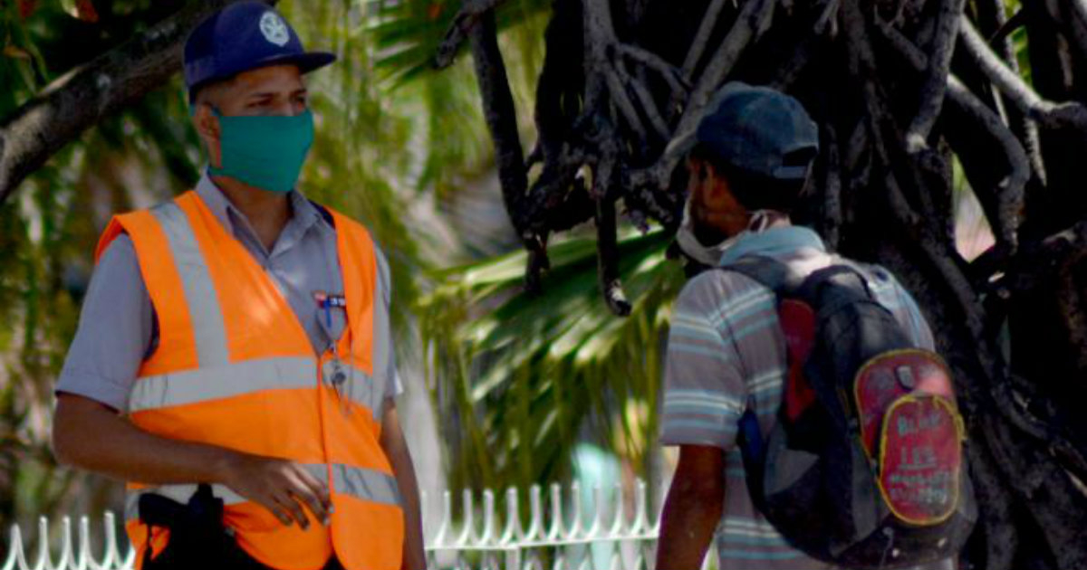 Policía cubano, durante la pandemia. © Ricardo López Hevia / Granma