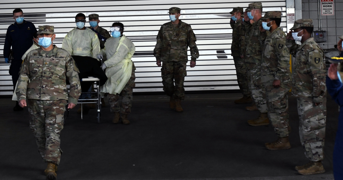 Militares rinden honor a un veterano fallecido por COVID-19. (imagen de archivo) © Flickr / The National Guard - Patrick Cordova