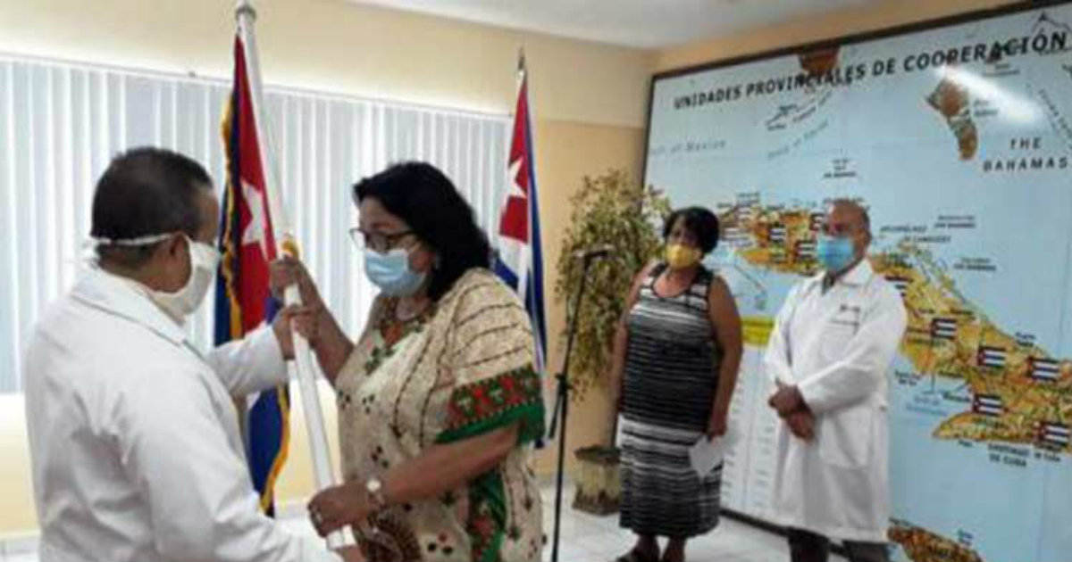 Médicos cubanos reciben la bandera antes de partir a Esuatini. © Prensa Latina