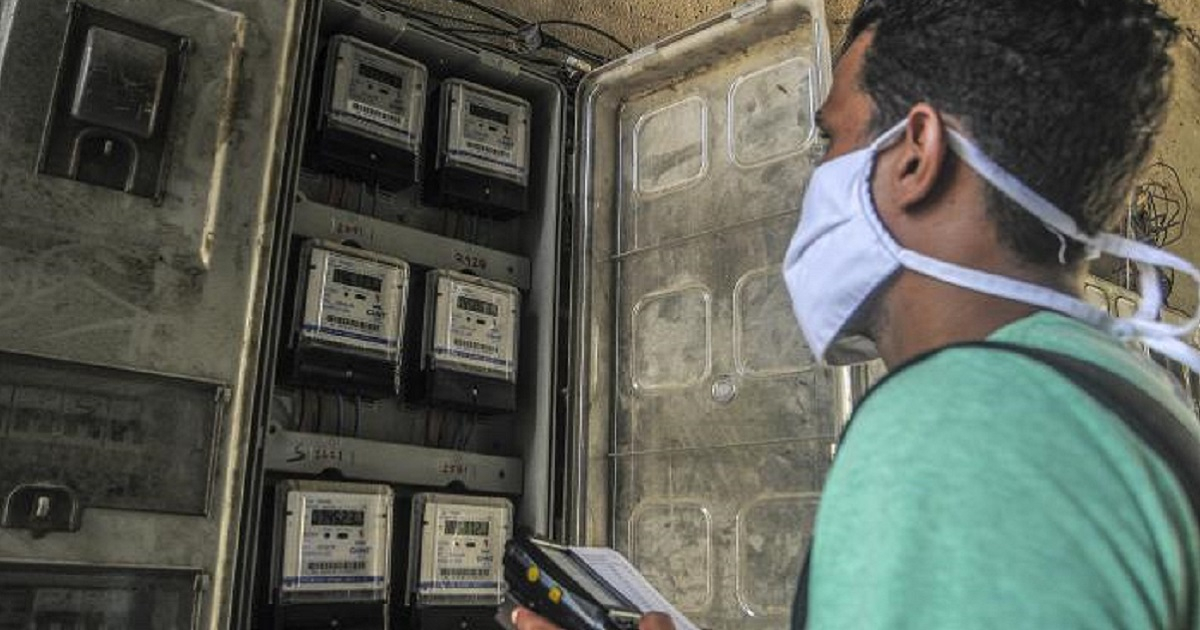 Lectura de los metrocontadores del consumo de energía eléctrica en Cuba. © Granma