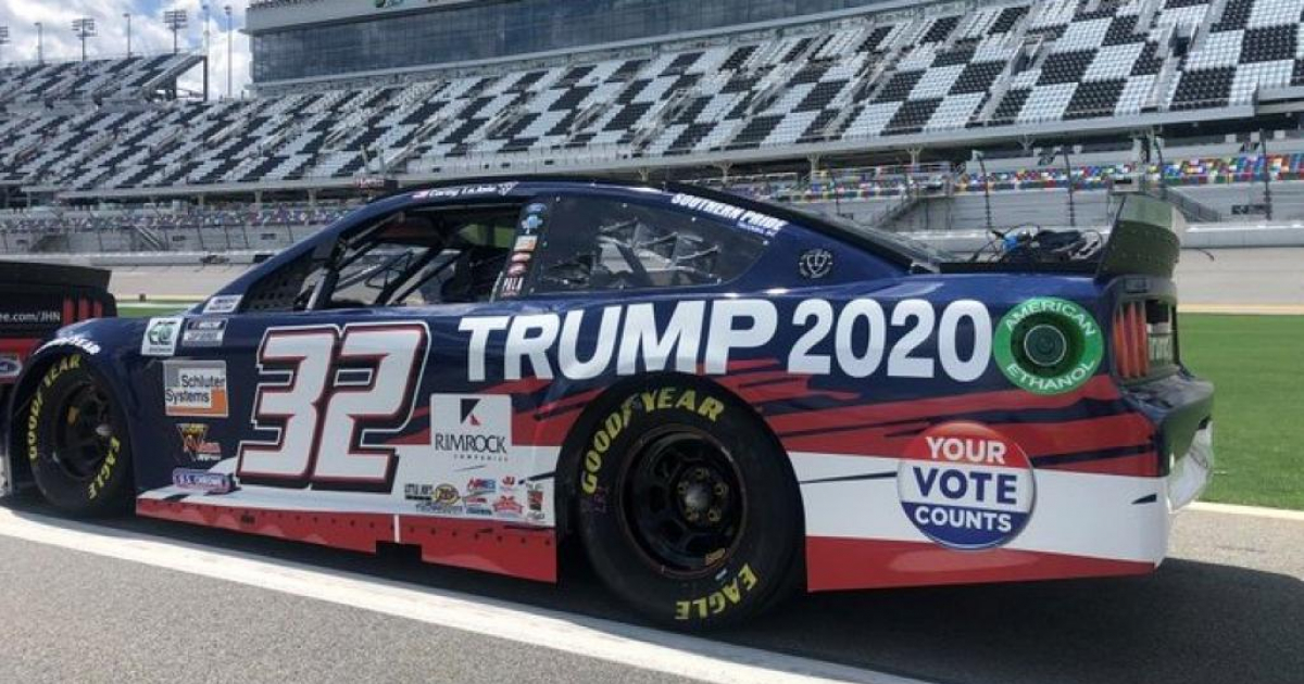 Auto de NASCAR con el logo Trump 2020 y neumáticos Goodyear © Go Fas Racing/ Twitter