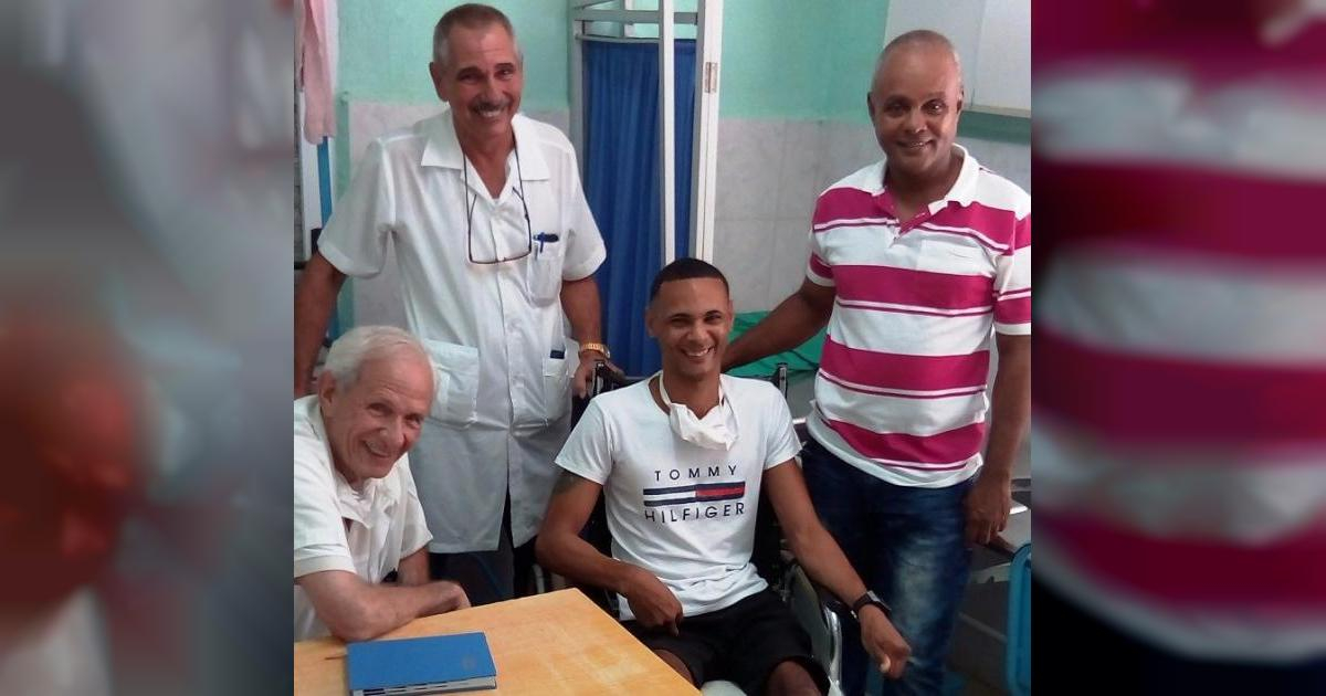 Joven cubano accidentado con sus médicos © Juventud Rebelde