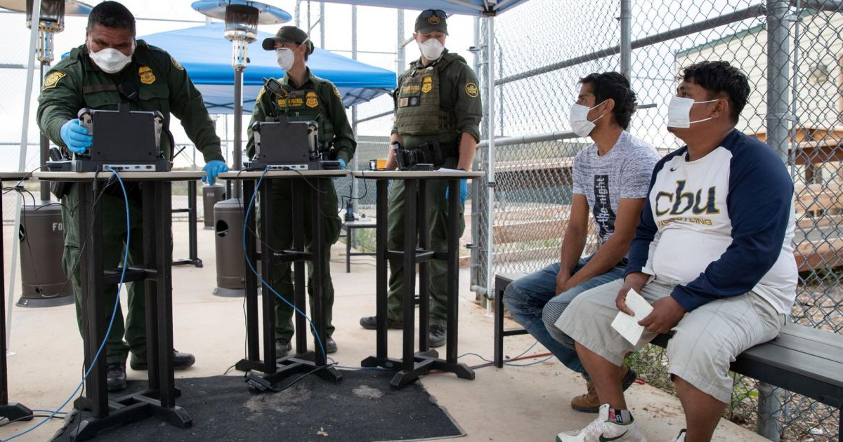 Agentes de la Patrulla Fronteriza de EE.UU. usan equipo de protección personal antes de procesar a individuos encontrados en Arizona © Jerry Glaser vía Flickr