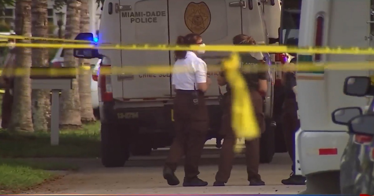 Policía de Miami-Dade en el lugar de los hechos. © Captura de reportaje de Telemundo. 