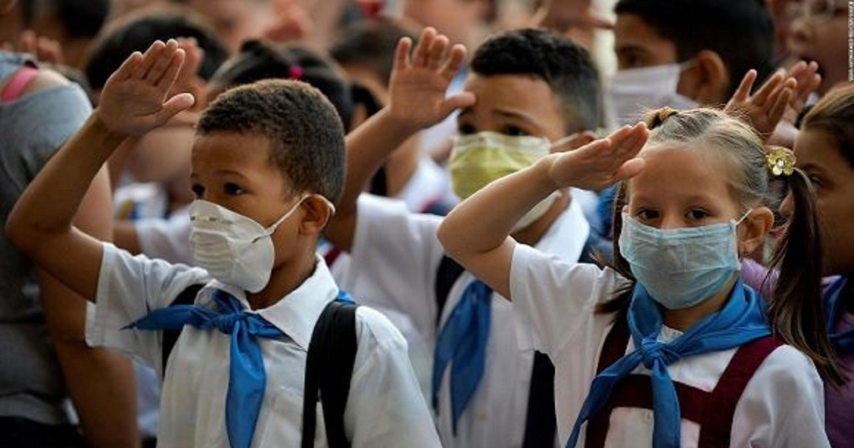 Niños cubanos con mascarilla y uniforme escolar © Cubasí