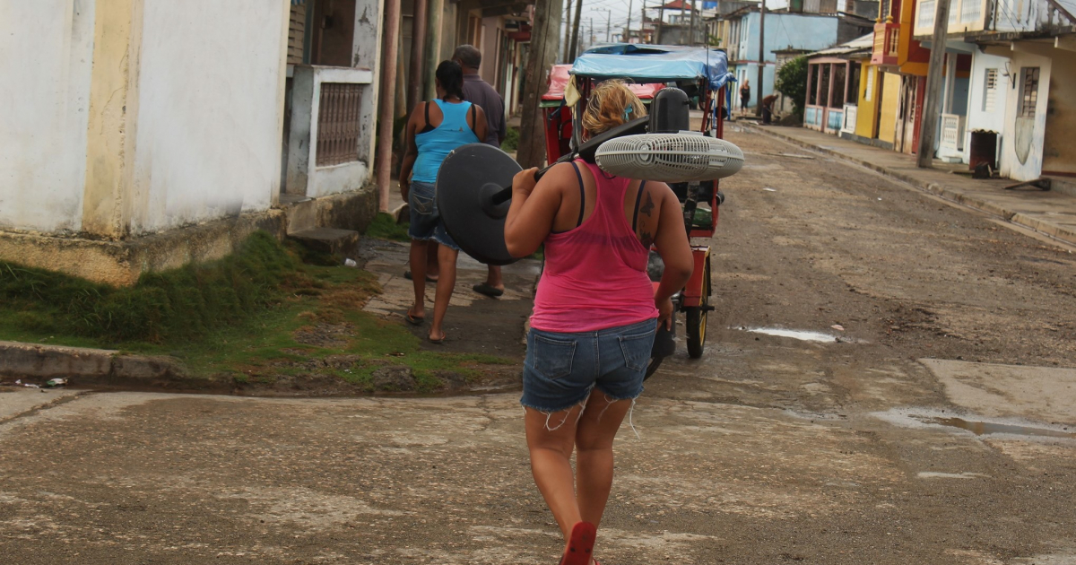 Cubanos, preparados para la llegada de Laura, en Baracoa. © Miguel Ángel Sánchez Pineda
