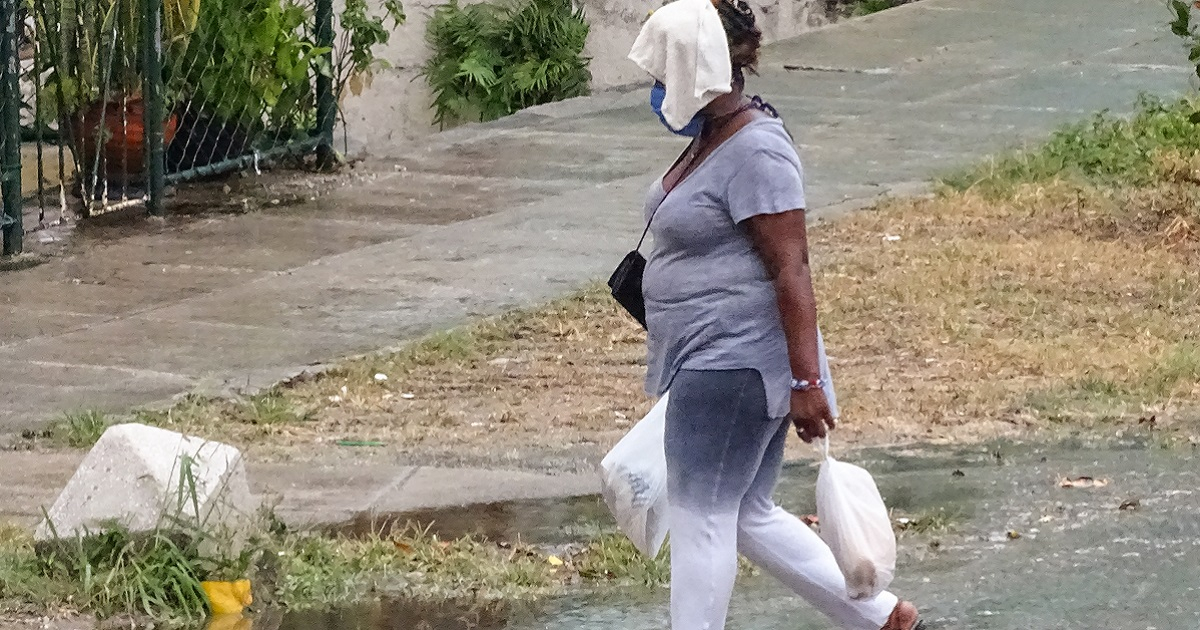 Mujer camina en La Habana después de una lluvia (imagen de referencia). © Cibercuba