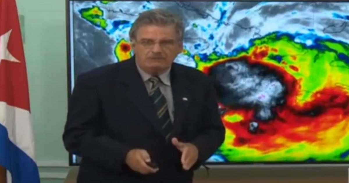 El Doctor José Rubiera en el parte meteorológico de la noche del domingo. © Captura de Youtube