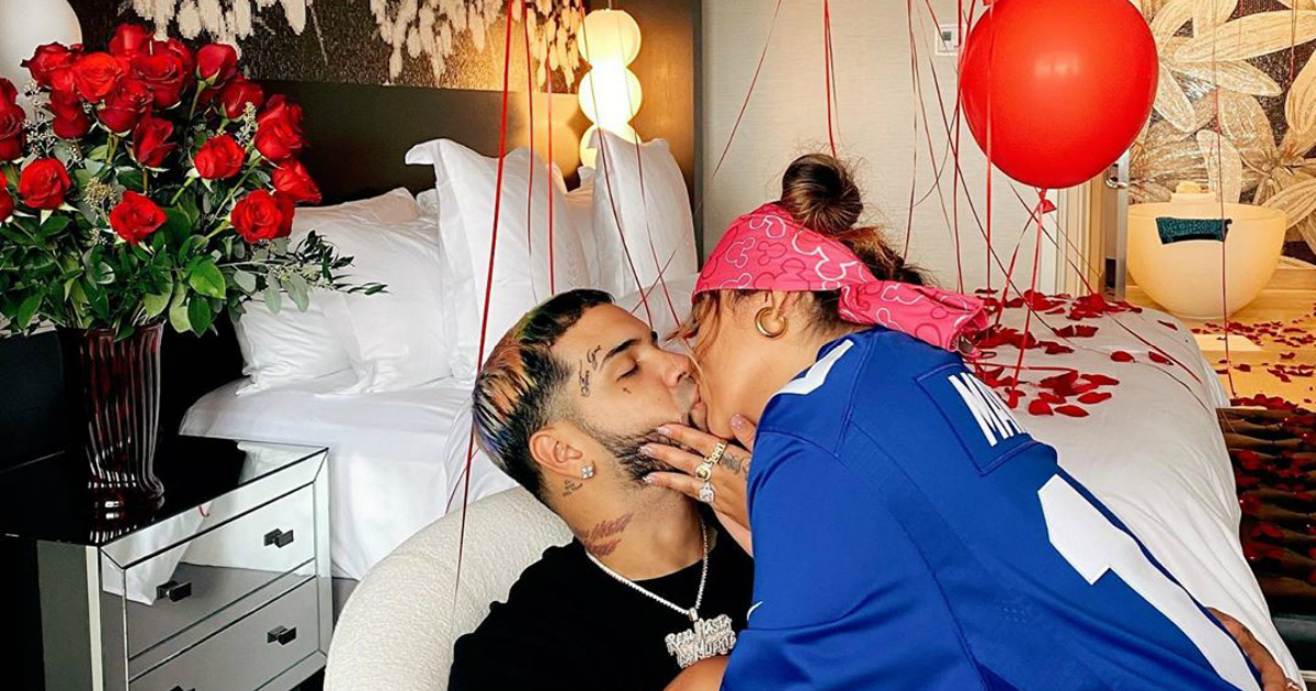 Karol G y Anuel AA celebran su segundo aniversario de novios © Instagram / Karol G