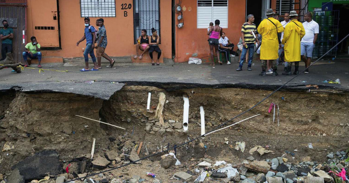 Calle destrozada debido a las intensas lluvias causadas por la tormenta Laura en Santo Domingo © RTVE