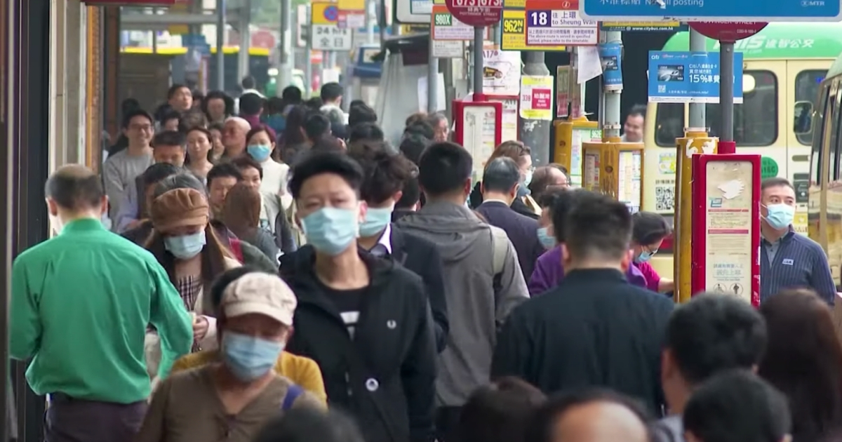 Personas con mascarillas en Hong Kong. © Captura de pantalla de YouTube / Al Jazeera English