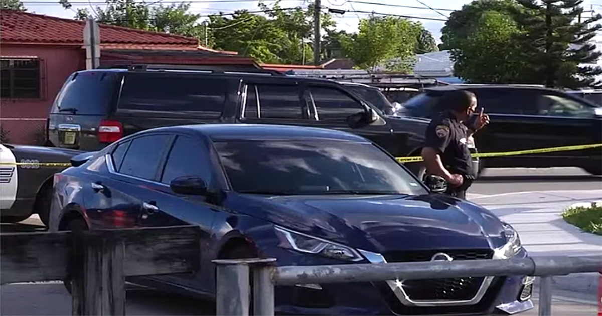 Auto baleado en Hialeah © Captura de video América TeVe
