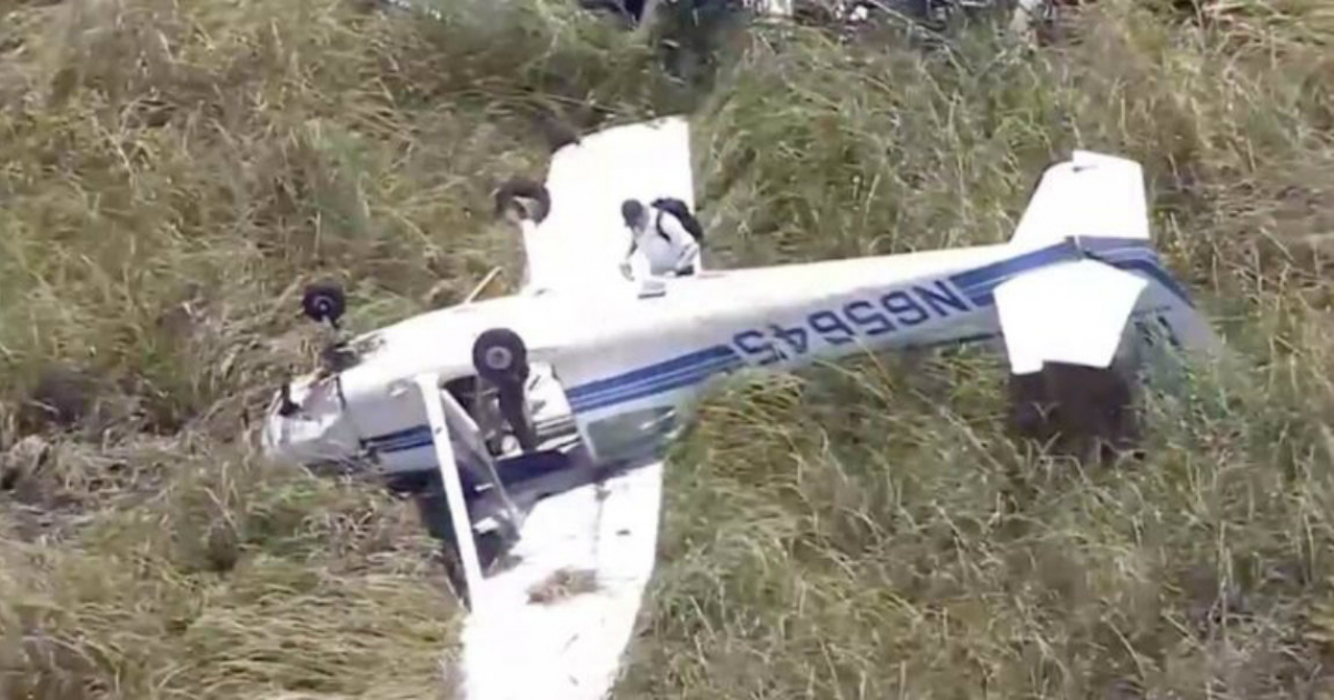 La avioneta completamente volcada y uno de sus ocupantes © Captura de Twitter/WSVN 7 News