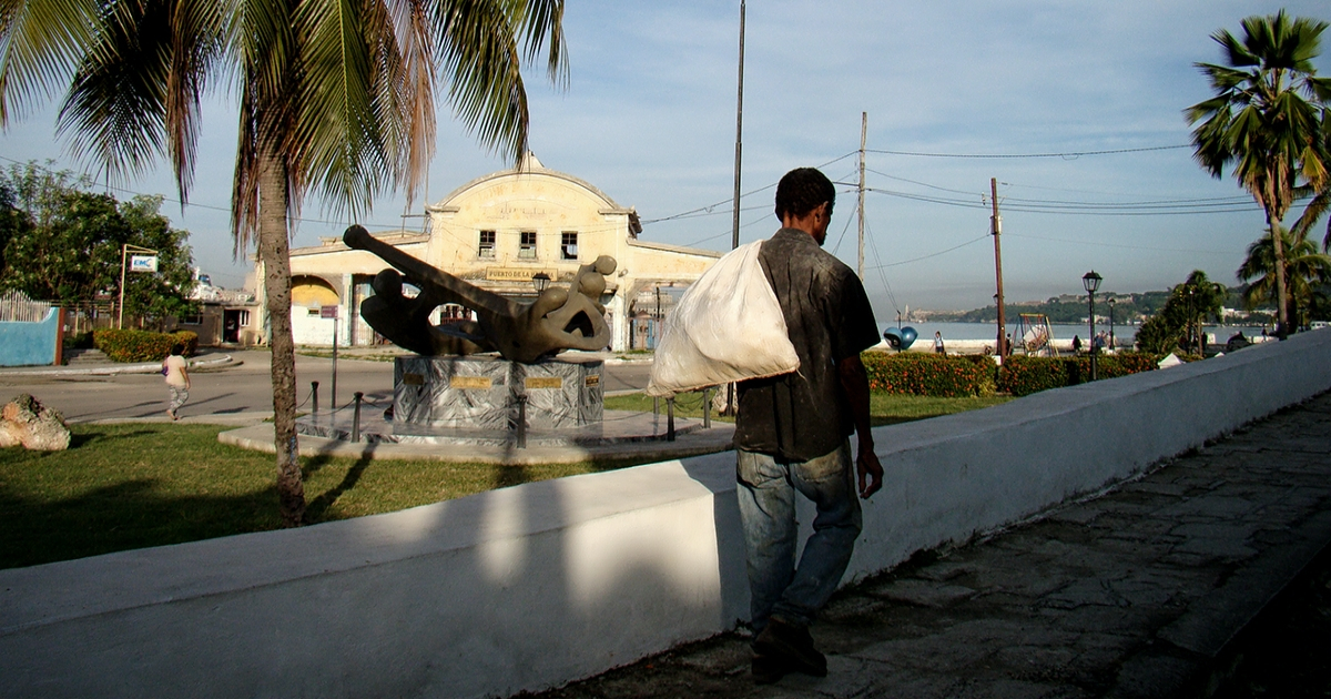 Cubano en municipio Regla. (imagen de archivo) © CiberCuba