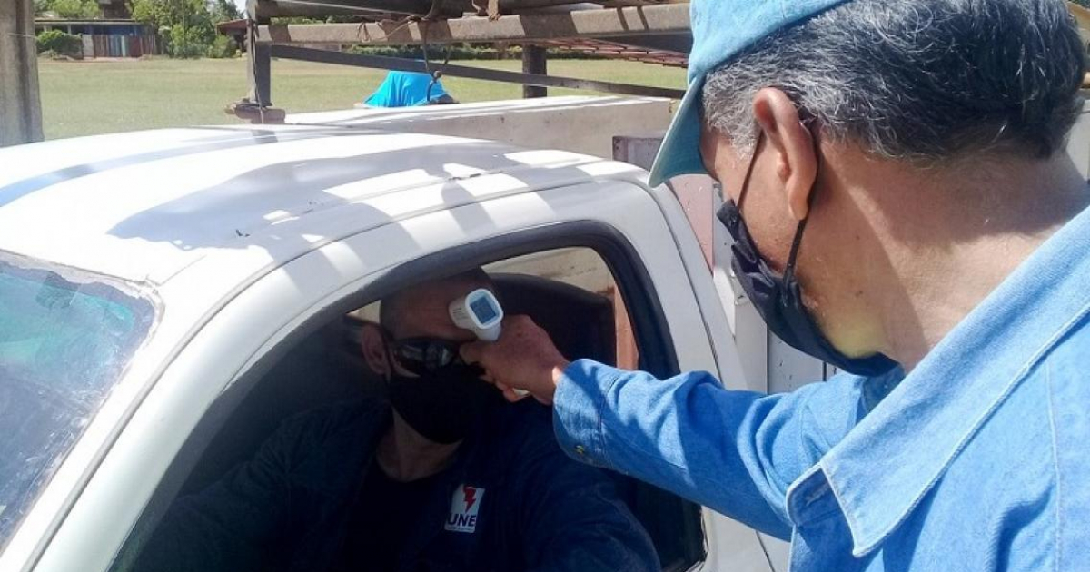 Toman la temperatura a un conductor © Juventud Rebelde/ Luis Raúl Vázquez Muñoz