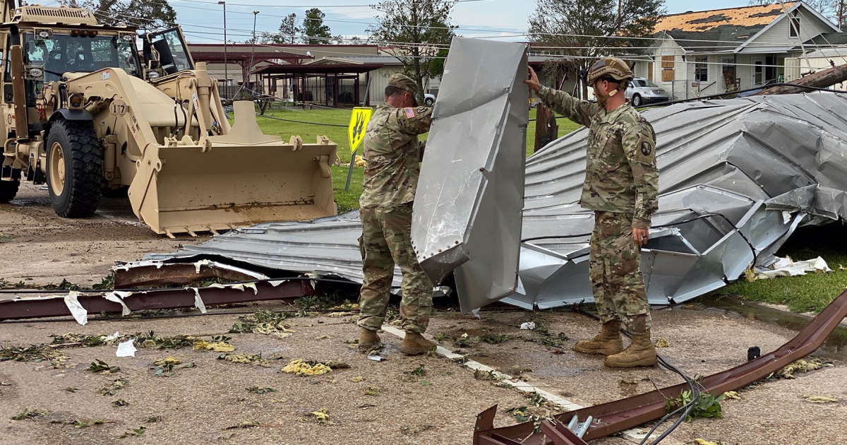 Miembros de La Guardia Nacional ayudan en la evaluación de los daños dejados por el huracán Laura en EE.UU. © Twitter / LA National Guard