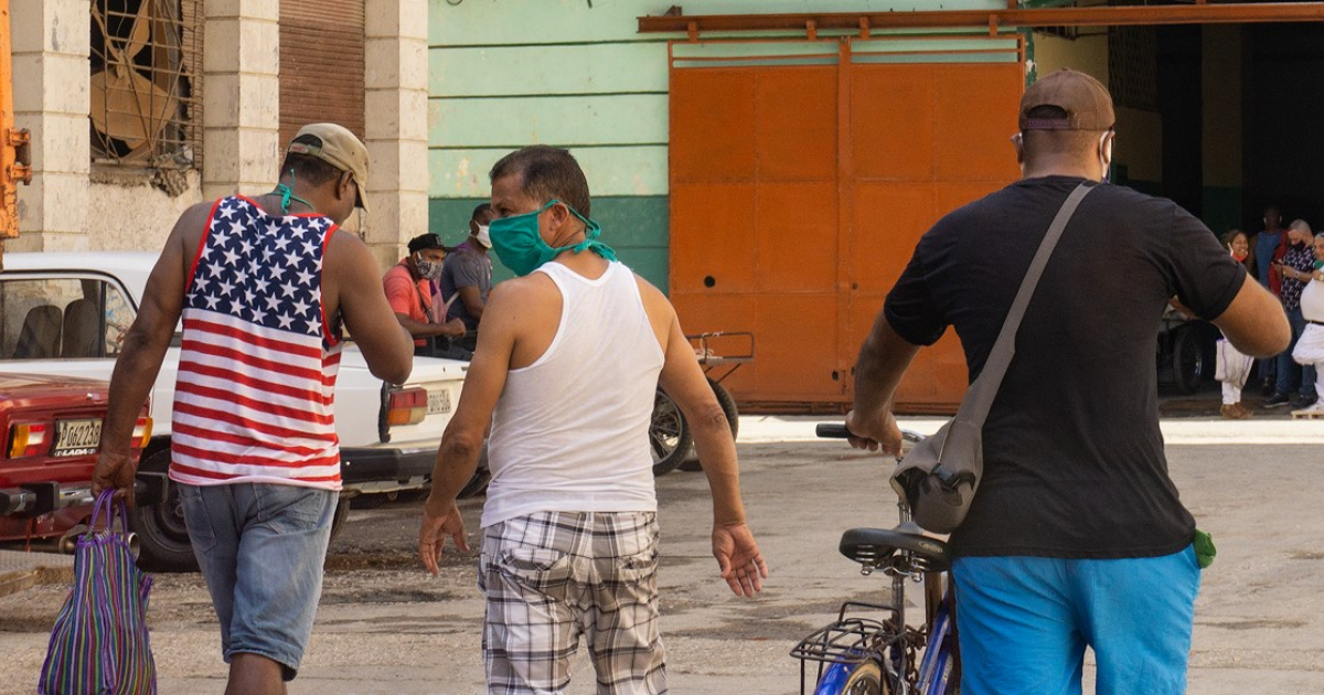 Cubanos con mascarilla en La Habana © CiberCuba