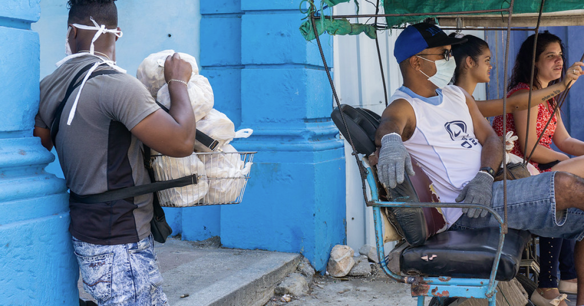 Un vendedor callejero en La Habana © CiberCuba