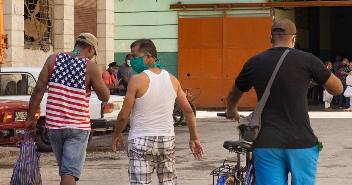 Cubanos con mascarillas © CiberCuba