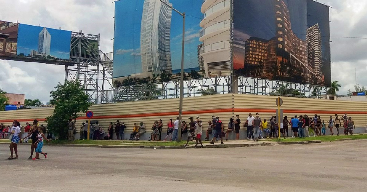 Cola en La Habana (Imagen referencial) © CiberCuba