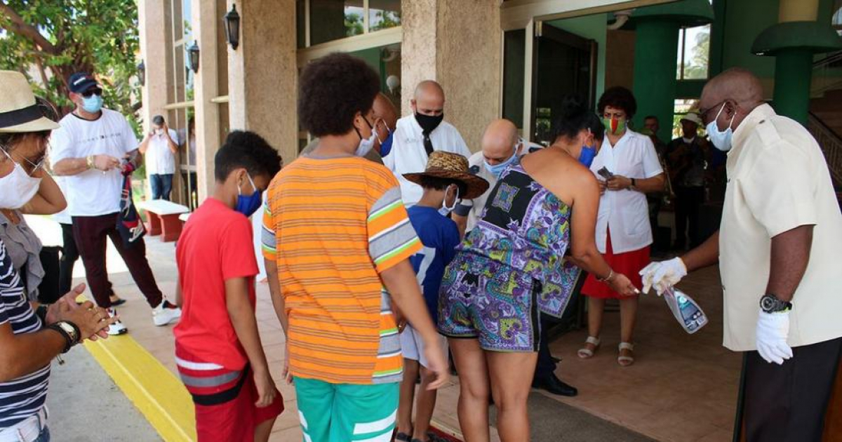 Turistas cubanos entrando a un hotel de Gran Caribe © Gran Caribe Hotels/ Facebook