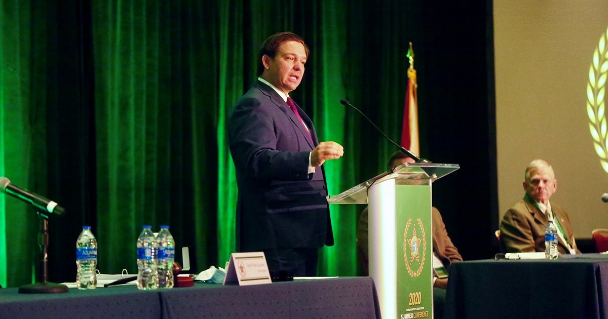 El gobernador de Florida en una conferencia con sheriffs del estado © Facebook / Gobernador Ron DeSantis