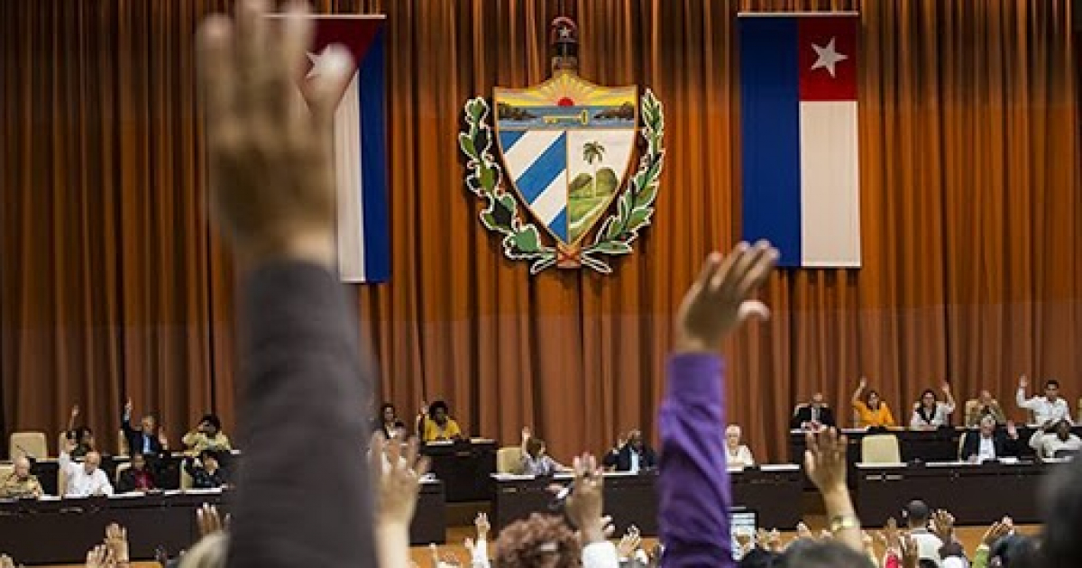 Diputados cubanos votando a mano alzada © Cubadebate