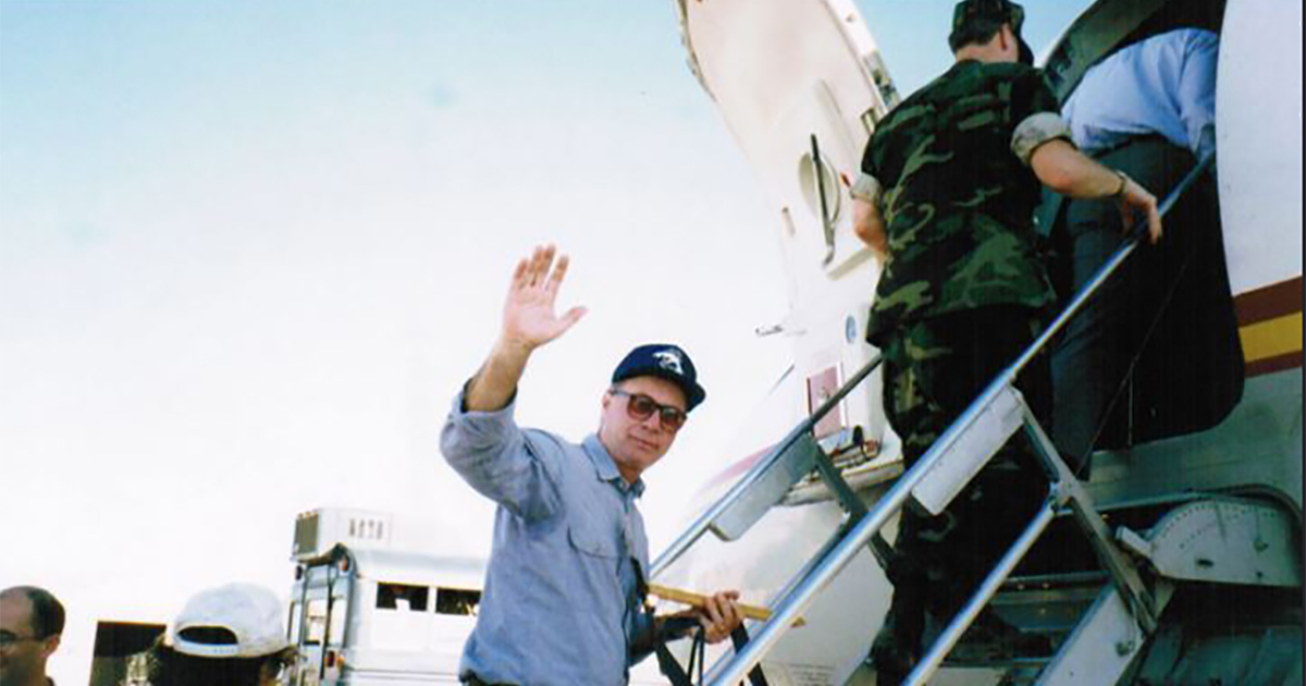 Guarioné Díaz subiendo al avión que lo trasladaría a la Base Naval de Guantánamo © Universidad de Duke / Cortesía del autor