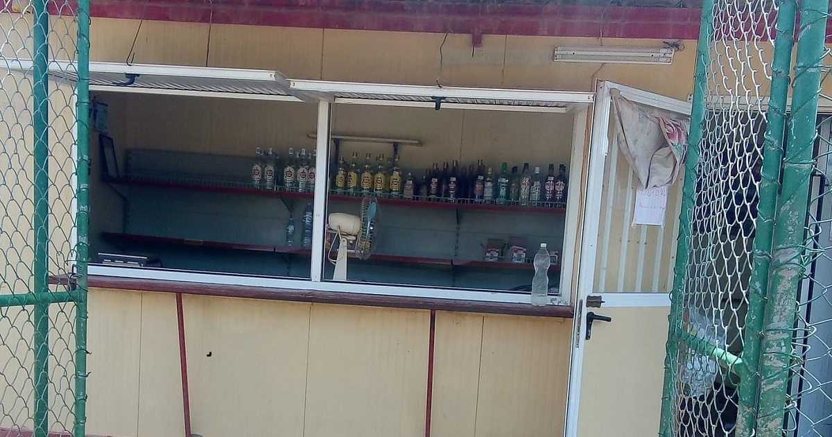 Quiosco que tiene solo en venta bebidas alcohólicas. © Facebook / Lianet Ramírez Suárez