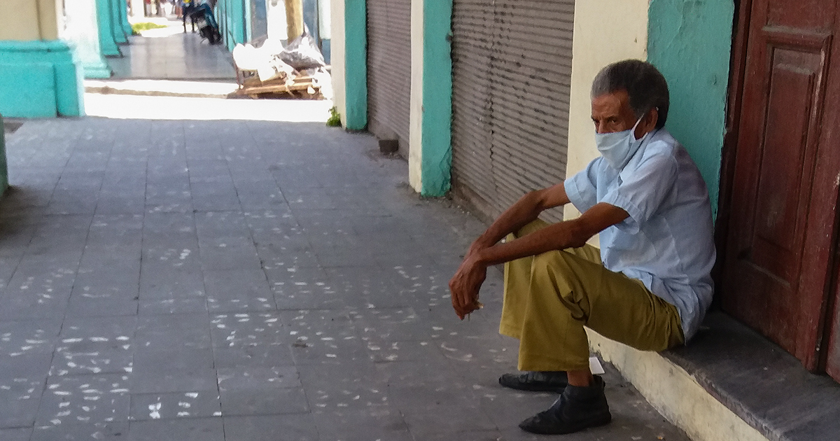 Cubano con nasobuco en La Habana (Imagen de referencia) © CiberCuba