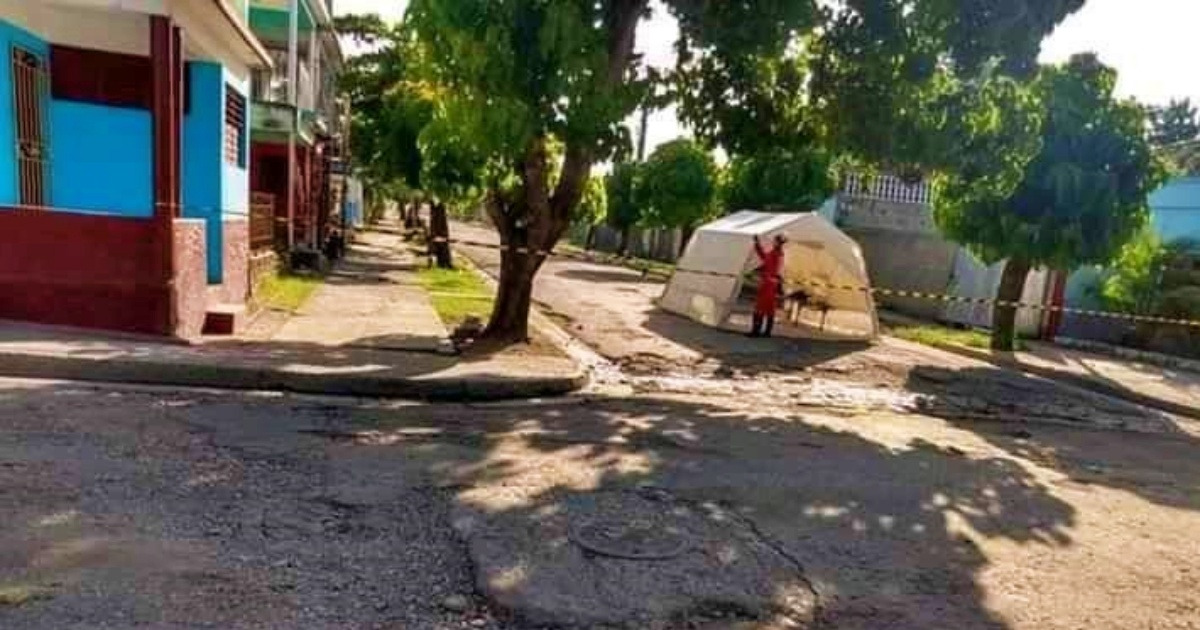 Una de las calles en cuarentena © Facebook / El Chago - Santiago de Cuba