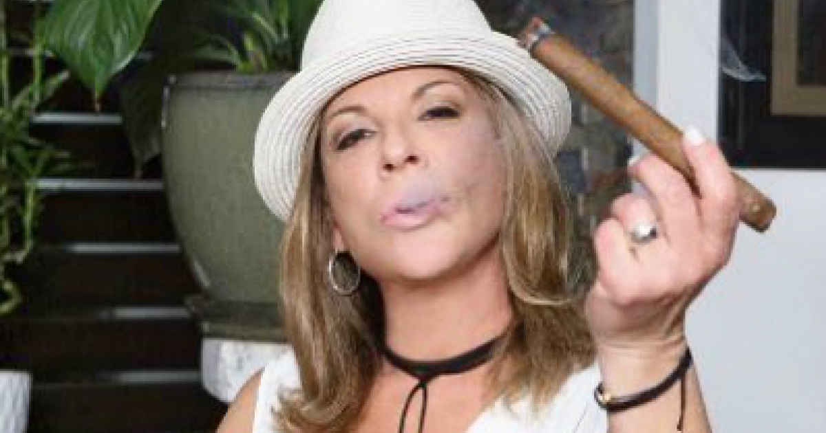 Ana María Polo fumando tabaco cubano © Instagram / Ana María Polo 