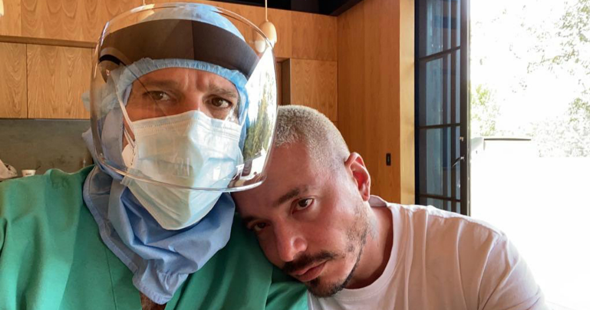 J Balvin con uno de los médicos que lo trató de coronavirus © Instagram / J Balvin