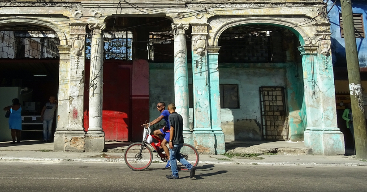 Cubanos en una calle del municipio habanero Diez de Octubre. (imagen de archivo) © CiberCuba