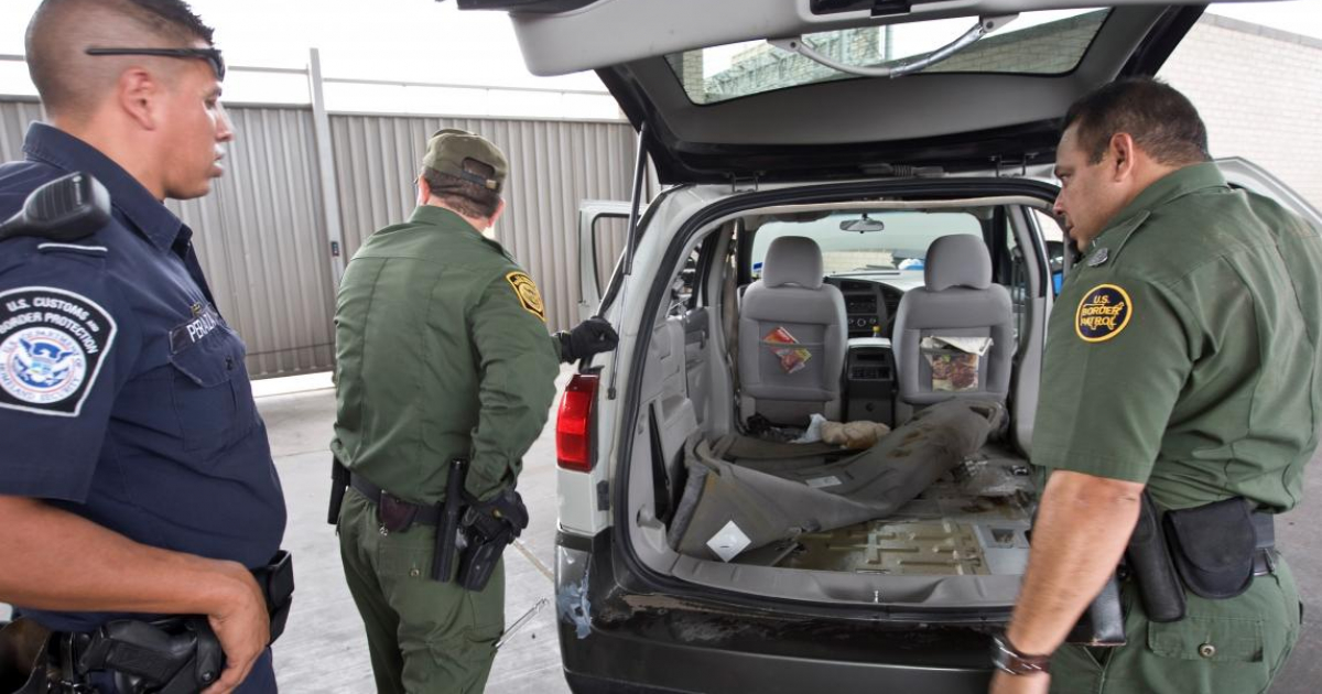 Patrulla fronteriza inspecciona un vehículo (Foto de archivo) © Flickr / U.S. Customs and Border Protection 