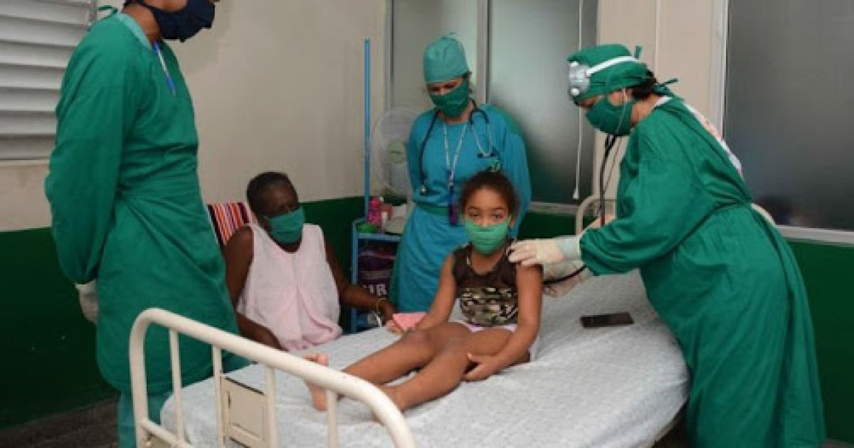 Niña cubana recibe atención de profesionales sanitarios. (imagen de archivo) © Facebook / Martin Hacthoun