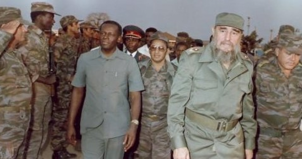 Fidel Castro con militares en Angola (Imagen de archivo) © Estudios Revolución