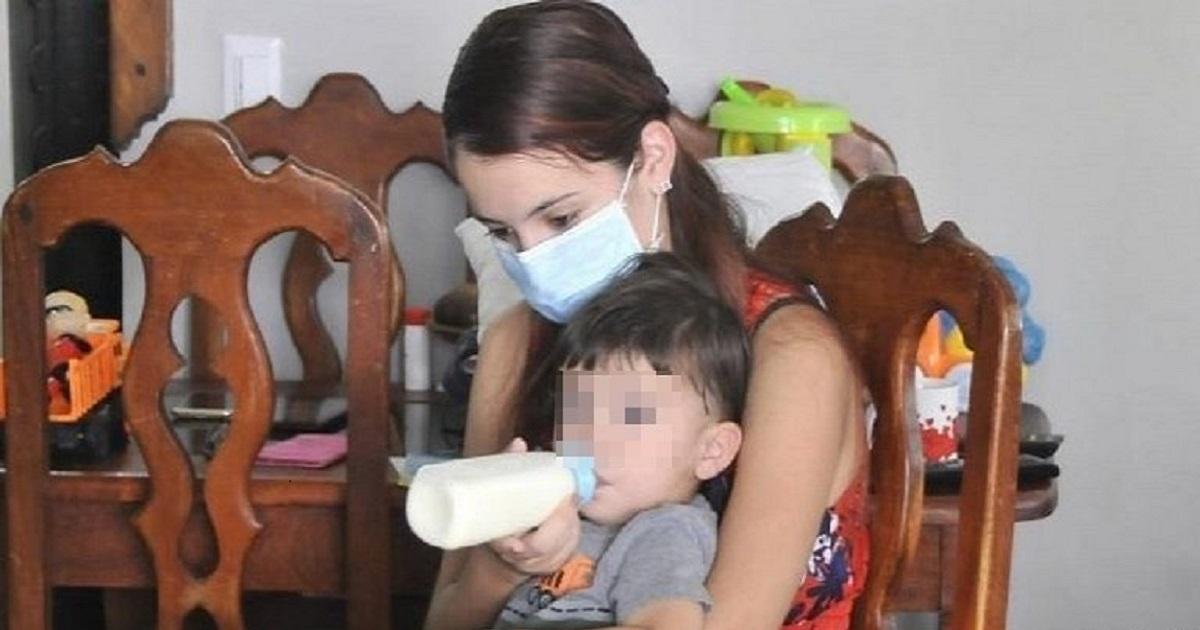 Los lotes de leche en polvo fortificada se distribuyen a los niños menores de un año. © Granma / Ismael Batista Ramírez