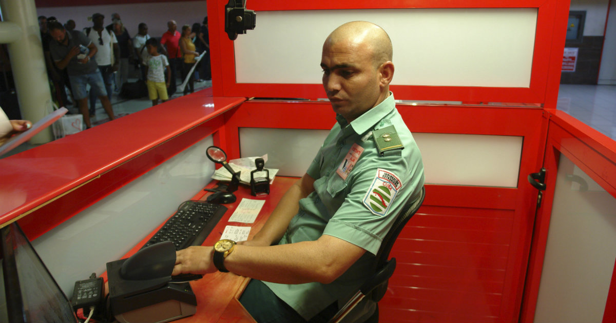 Un oficial del control de Inmigración y Extranjería, en el aeropuerto de La Habana. © DIIE