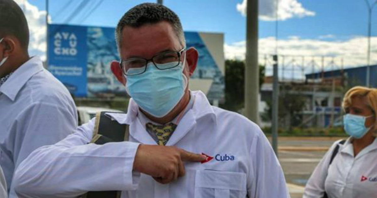 Médico cubano, en una misión en Perú, en una foto de archivo. © Cubadebate