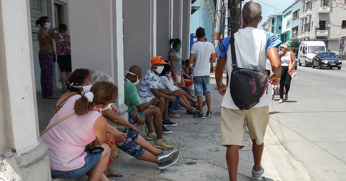 Personas con nasobuco en Cuba (refeencia) © CiberCuba