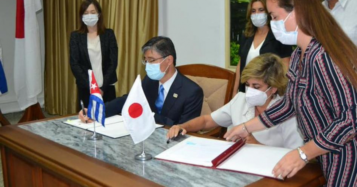Embajador de Japón en Cuba y la viceministra del MINCEX firman un Canje de Notas © EmbaCubaJapon/ Twitter