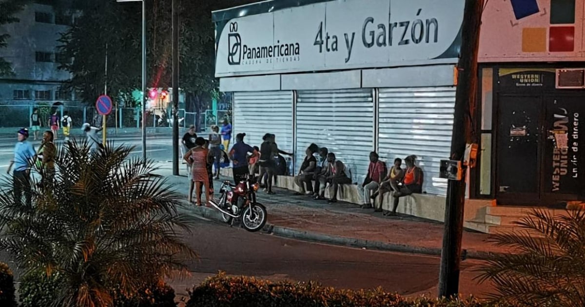 Cola en la tienda Panamericana desde por la noche © Facebook/ El Chago - Santiago de Cuba