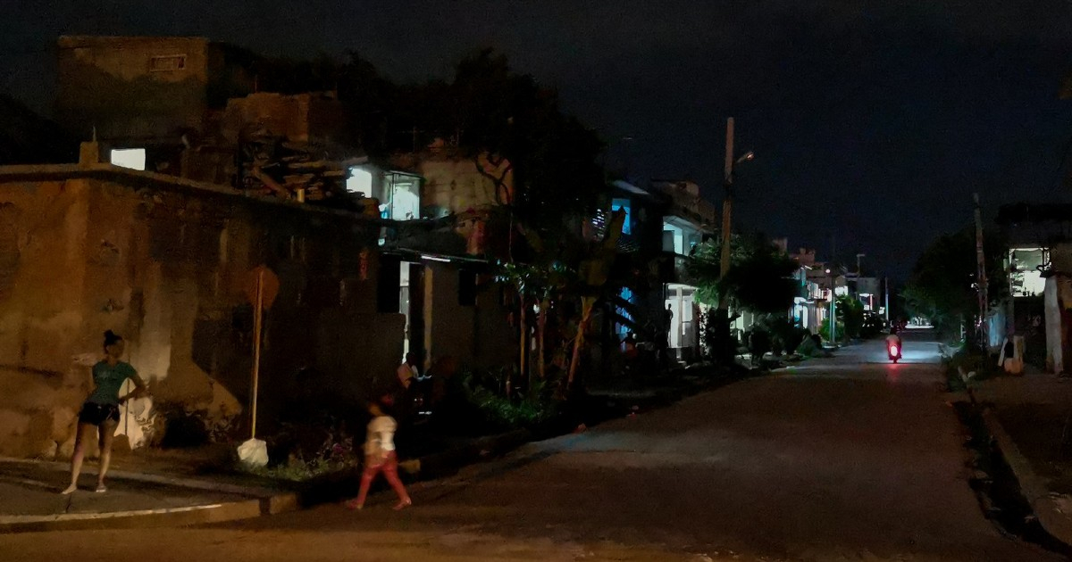 Calles a oscuras en Santiago de Cuba por falta de farolas © CiberCuba / José Roberto Loo Vázquez